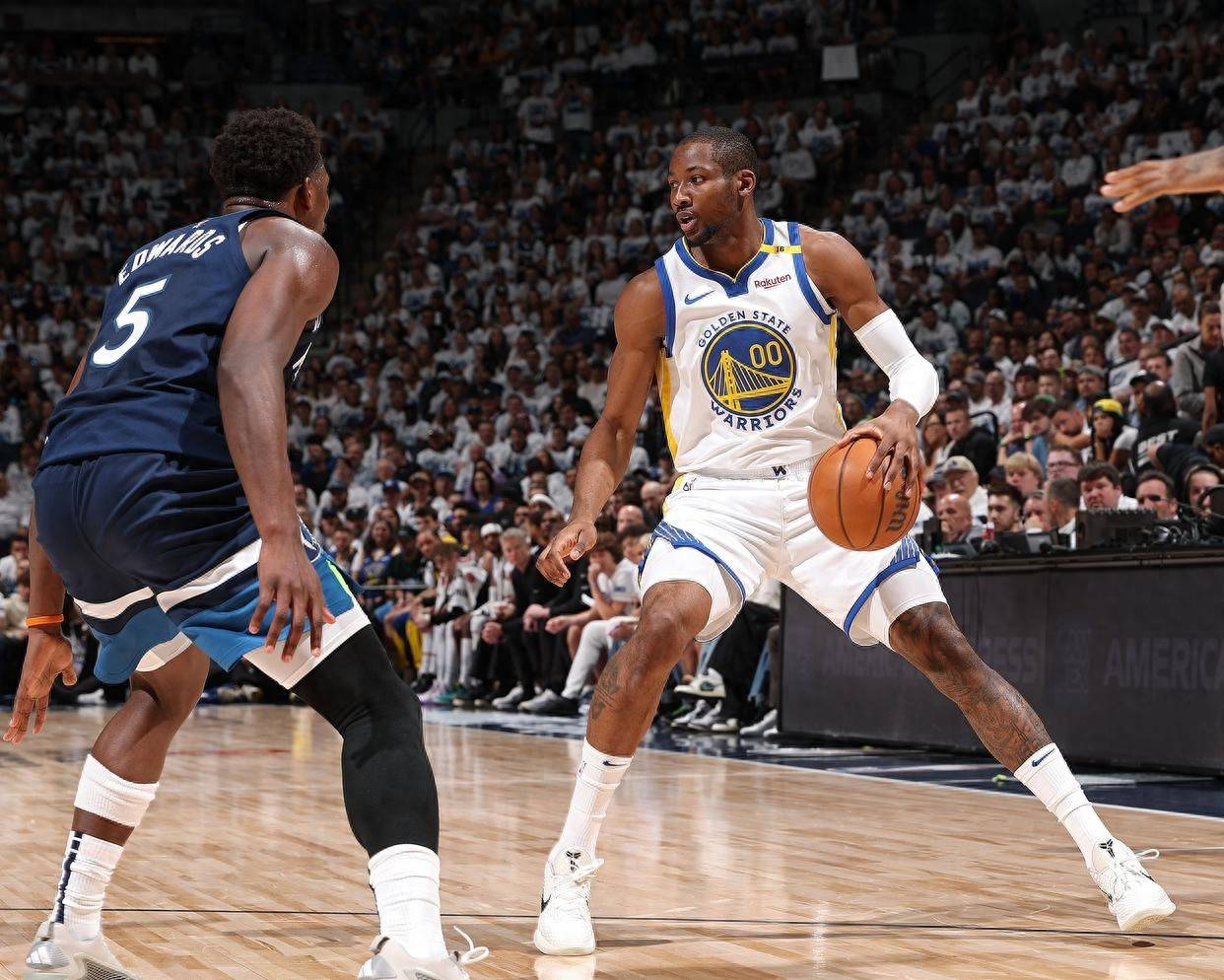 勇士队老将仍展现高水准表现，振奋人心