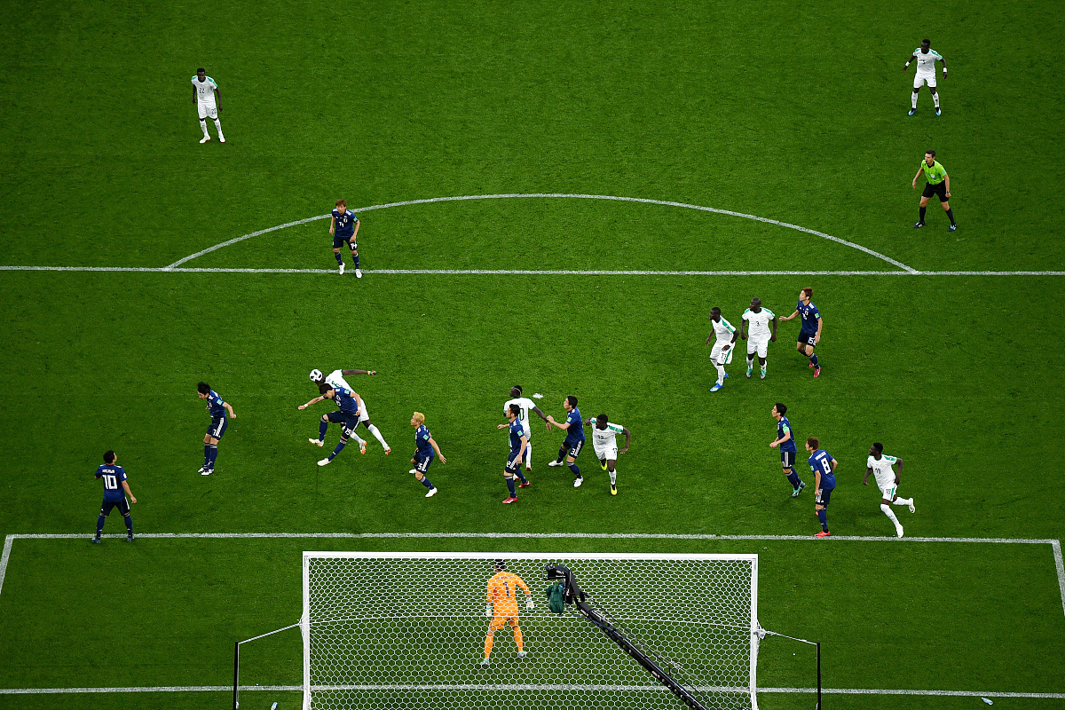 足球比赛中球员的体能素质备受关注，表现亮眼