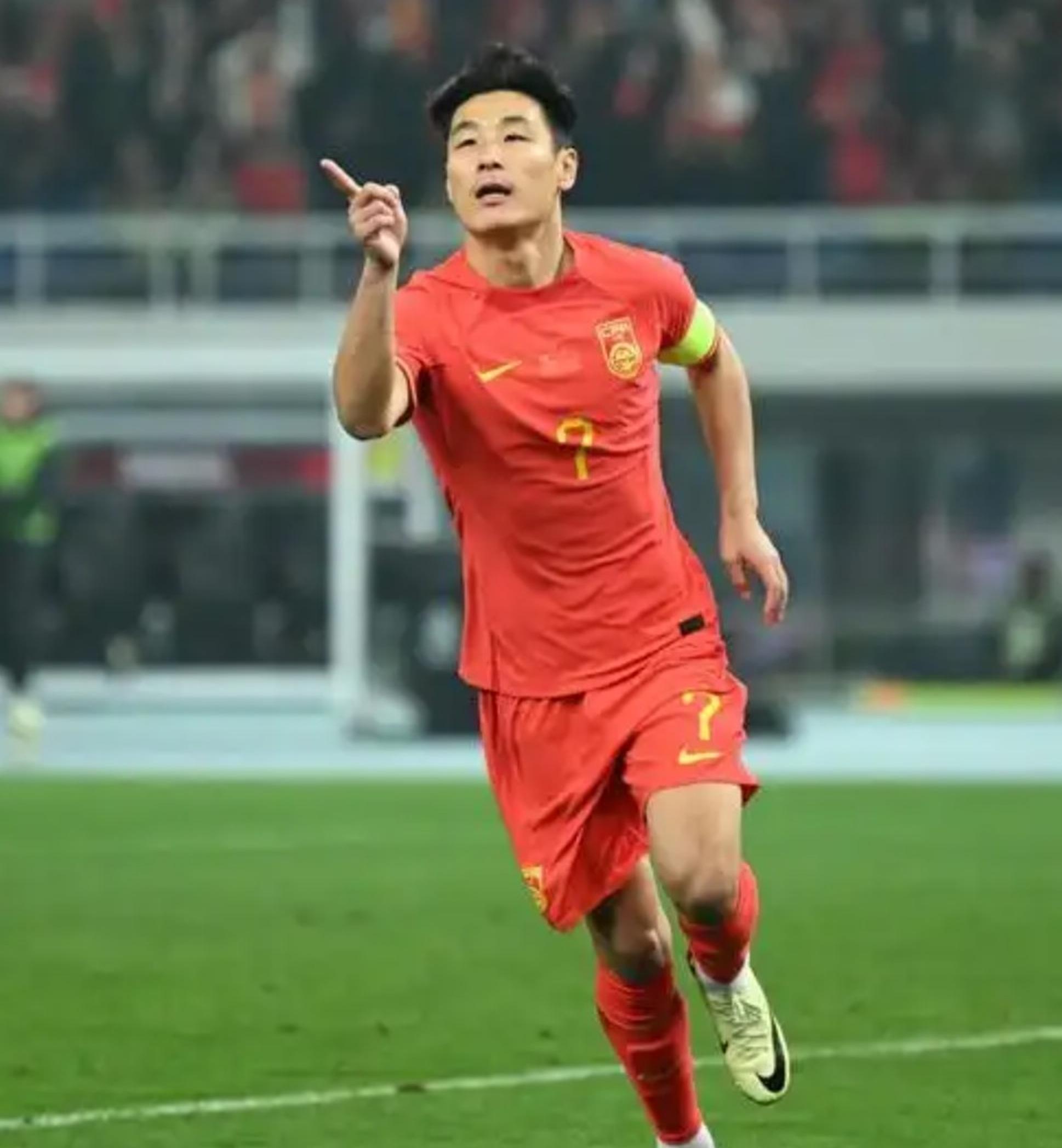 足球比赛中球员的体能素质备受关注，表现亮眼