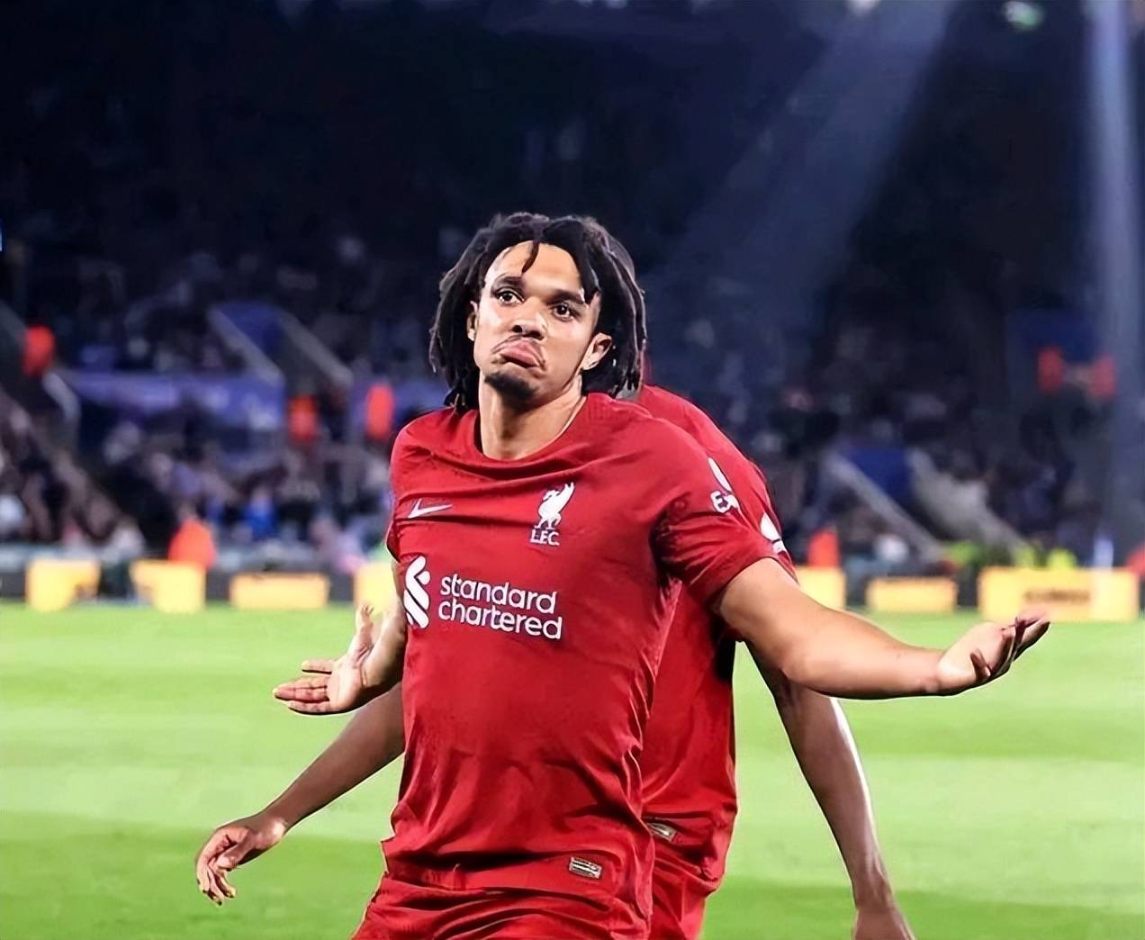 阿诺德远射破门，助利物浦达成首胜，振奋人心的简单介绍