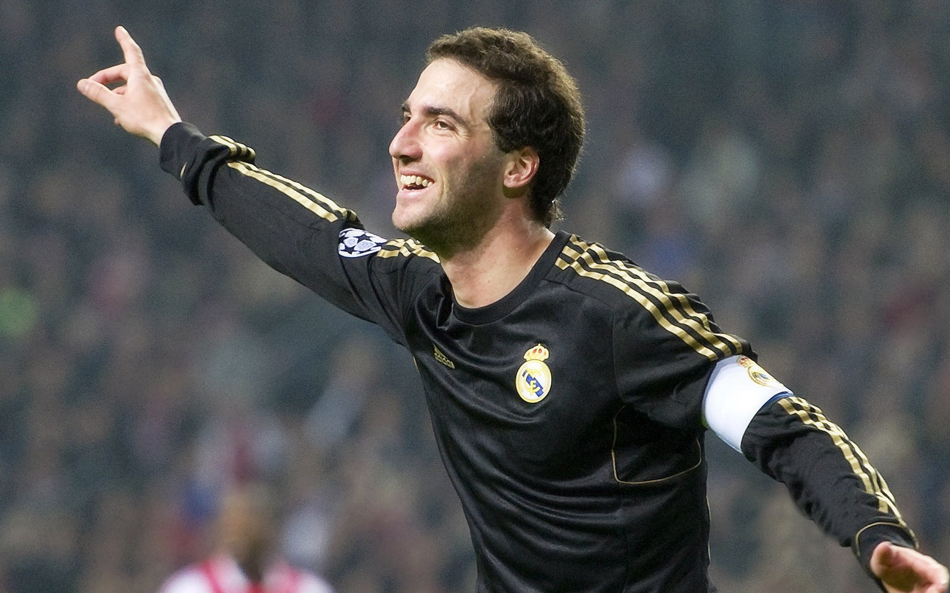 从暗影到聚光灯，F1新加坡之夜，布伦森的孤勇逆袭如何点燃街道