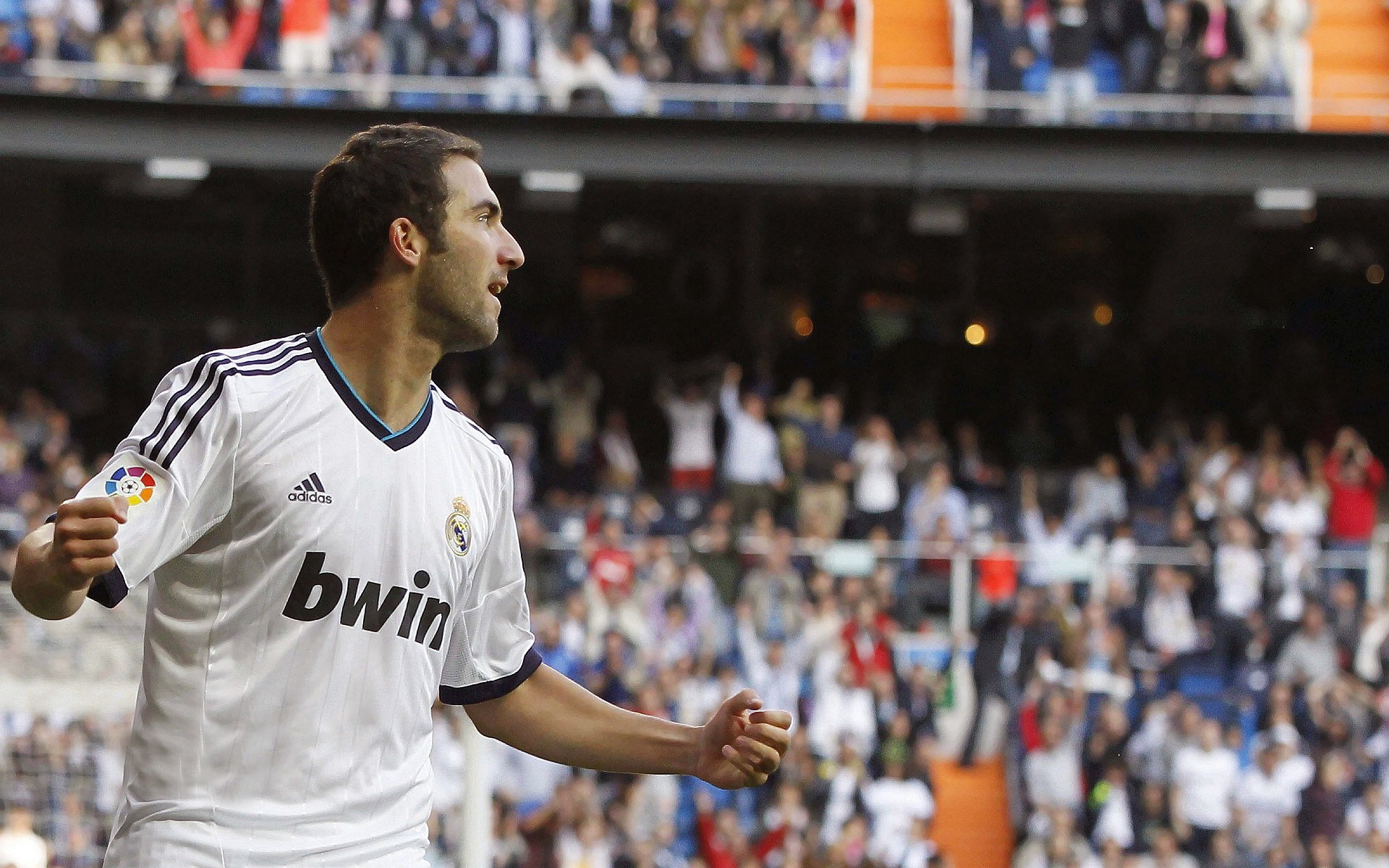 苏亚雷斯终场前怒吼，一射一传助皇家社会撕裂西班牙人防线