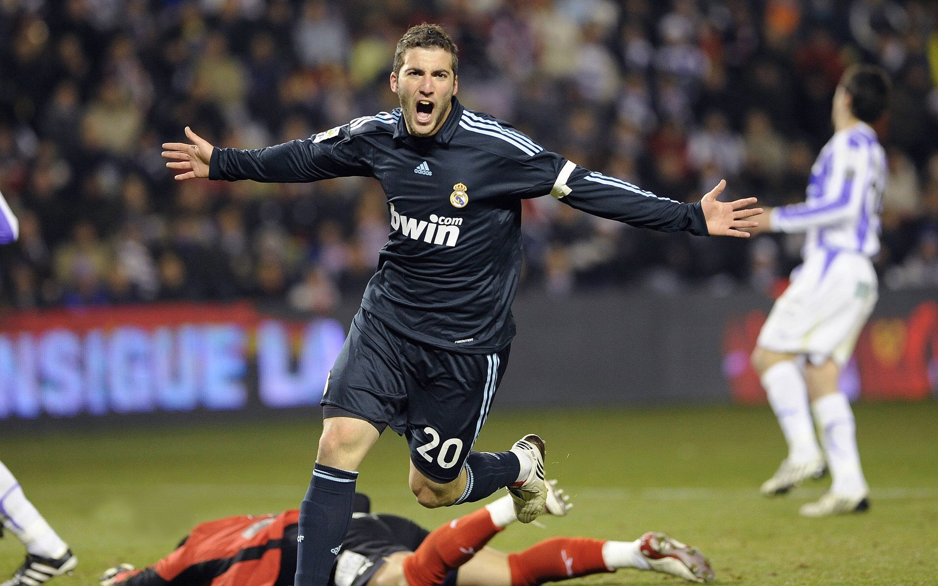 防守的艺术！亚特兰大对阵土耳其一役，皮克的教科书级表现照亮绿茵场